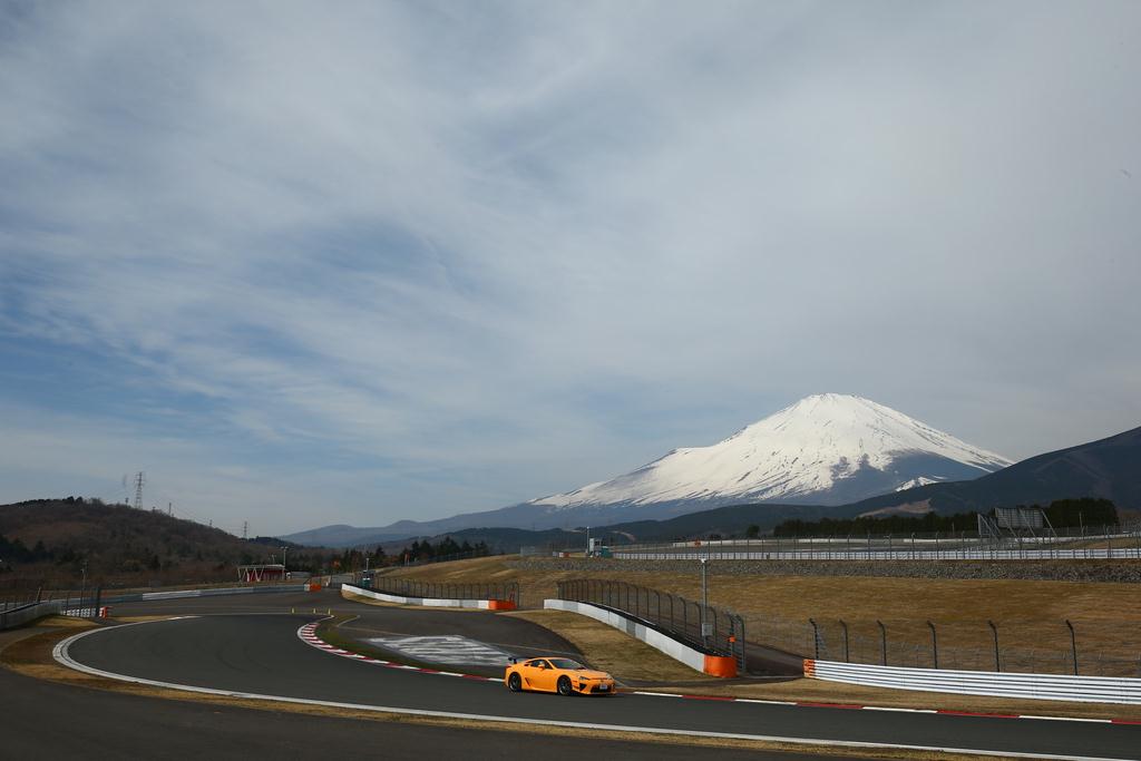 サーキットを疾走する「ＬＦＡ」