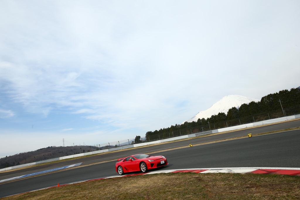 霊峰富士をバックにコーナーを駆け抜ける赤の「ＬＦＡ」