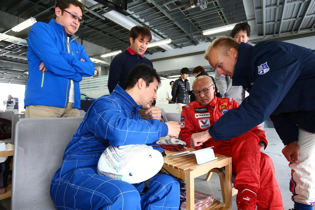 参加者にアドバイスするコバライネン選手