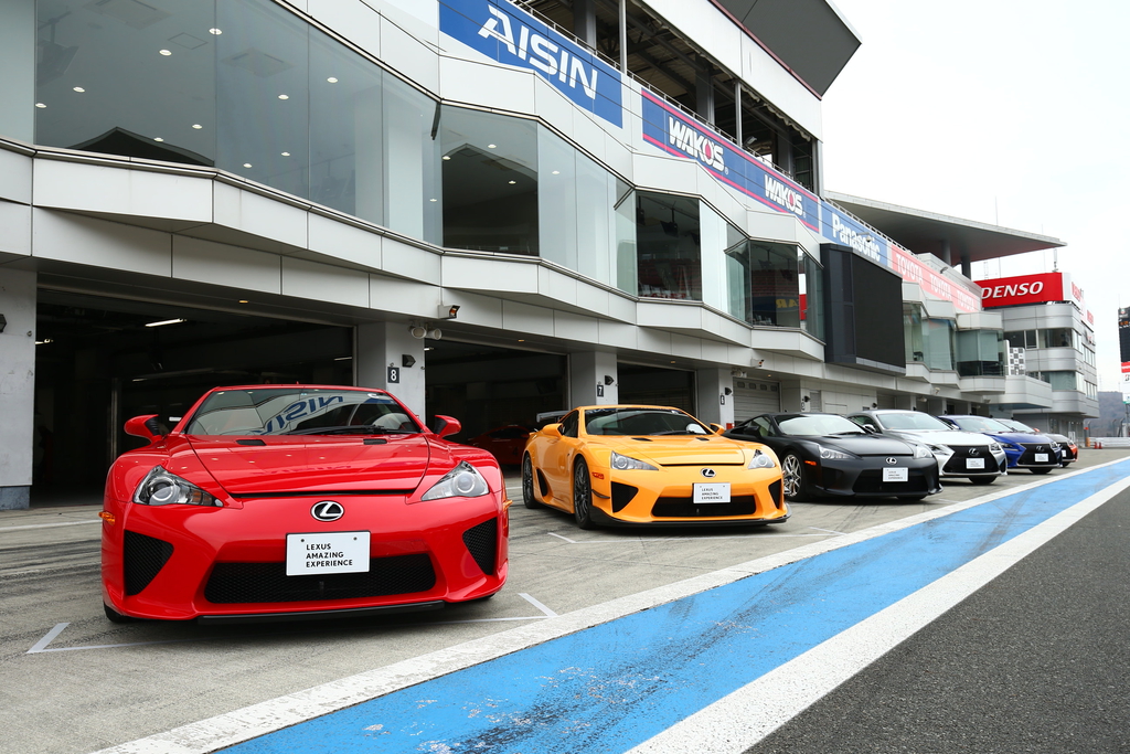 ピットレーンに並んだ「ＬＦＡ」