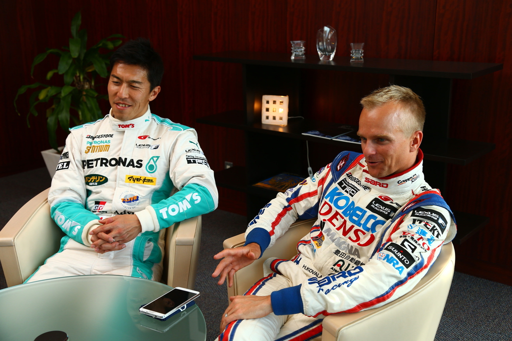 インタビューに応じる伊藤大輔選手とヘイキ・コバライネン選手