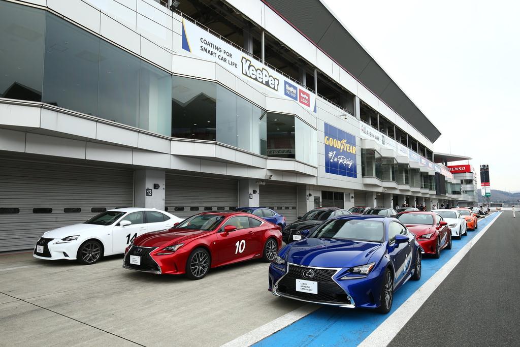 ピットレーンに並んだレクサスの「ＲＣ」と「ＩＳ」