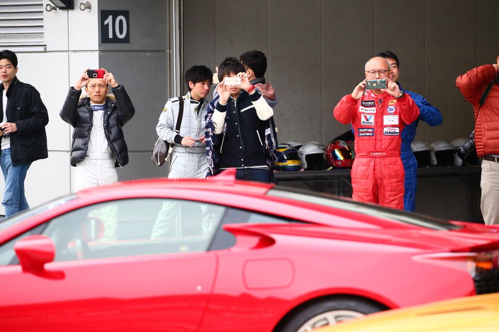 「ＬＦＡ」を写真に収める筆者ら参加者たち