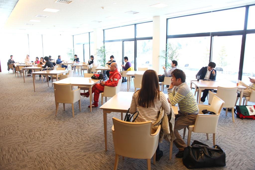 イベントの集合時間が近づき、「富士レクサスカレッジ」に徐々に集まる参加者たち