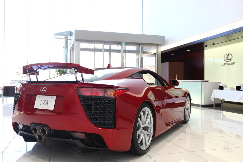 「富士レクサスカレッジ」のロビーに展示されたワインカラーの「ＬＦＡ」