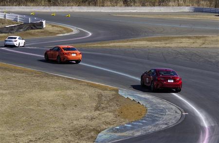 ショートサーキットを「ＲＣ」で走行する参加者たち