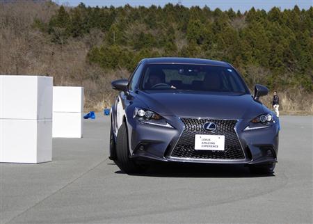 レクサス「ＩＳ」でレッスンを受ける筆者