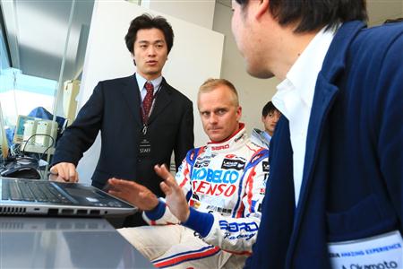 テレメトリーを前にアドバイスを送るコバライネン選手