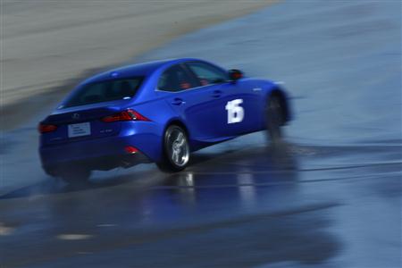 濡れた路面でドリフトに挑む参加者