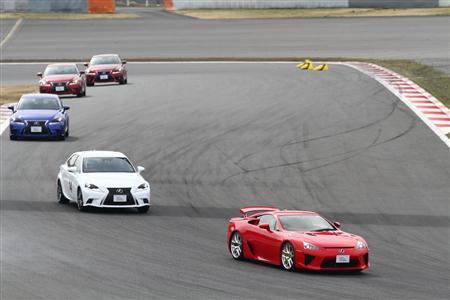 ウォームアップ走行で参加者を先導する「ＬＦＡ」。これでもかなりのスピードが出ています。