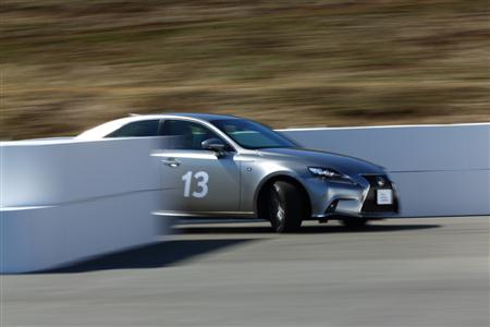 レクサス「ＩＳ」でコーナーを攻める参加者