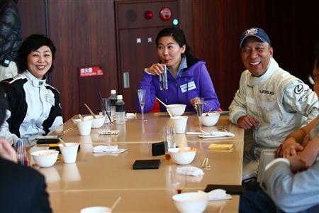 参加者と会話を楽しむ福山英朗選手