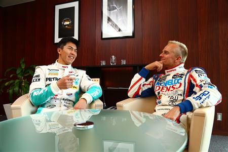 インタビューに応じる伊藤大輔選手とヘイキ・コバライネン選手