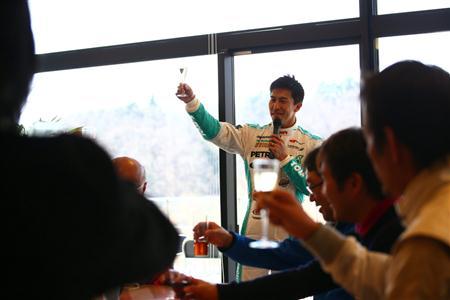 イベント後のランチで乾杯の音頭をとる伊藤大輔選手（※飲み物はノンアルコール）