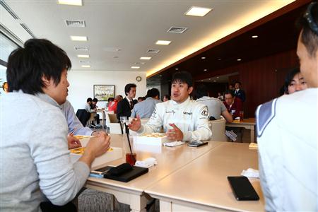 レッスン終了後に「富士レクサスカレッジ」に戻り、参加者とインストラクターが一緒にランチ