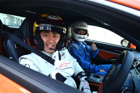 荒聖治選手の運転テクニックを助手席で体験する参加者