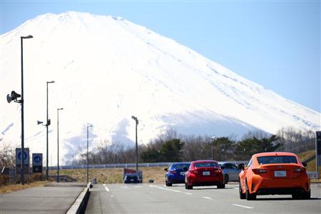 レクサスに乗ってサーキット敷地内のレッスン会場に向かう参加者たち