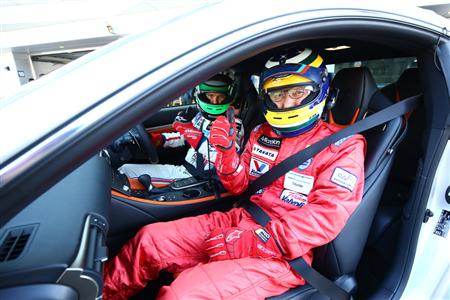 コバライネン選手のドライビング技術を助手席で体験する参加者