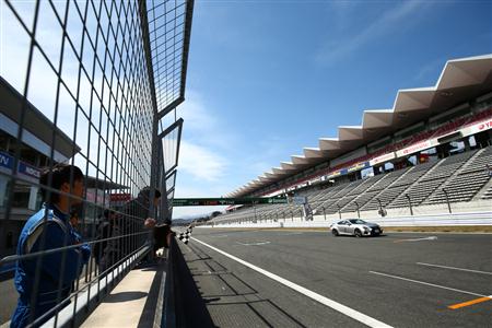 ピットウォールからクルマを眺める参加者