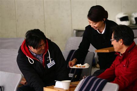 レッスンの合間にスイーツを楽しむ参加者