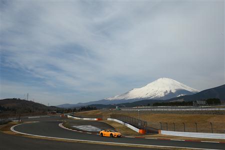 サーキットを疾走する「ＬＦＡ」