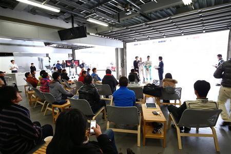 ピットガレージに集まった参加者たち