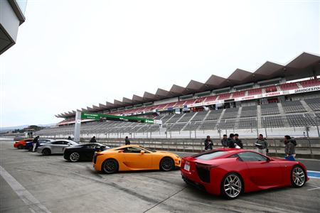 ピットレーンに並んだ３台の「ＬＦＡ」