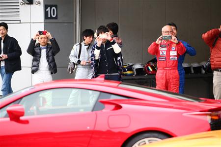 「ＬＦＡ」を写真に収める筆者ら参加者たち