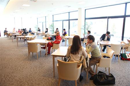 イベントの集合時間が近づき、「富士レクサスカレッジ」に徐々に集まる参加者たち