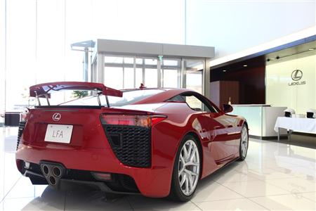 「富士レクサスカレッジ」のロビーに展示されたワインカラーの「ＬＦＡ」