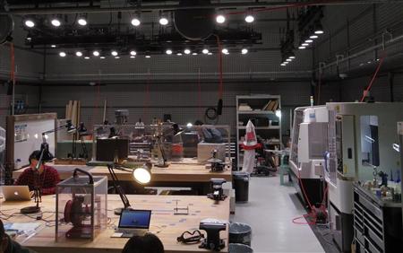 ＤＭＭ．ｍａｋｅＡＫＩＢＡの内部。工作機械や検査機器、３Ｄプリンター、コンピュータなどさまざまな機材が並ぶ