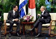 ラウル・カストロ国家評議会議長（右）と会談する岸田文雄外相＝２０１５年５月２日、キューバ・首都ハバナ（外務省提供・共同）