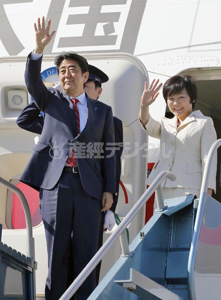 次の訪問地、ロサンゼルスへ向け出発する安倍晋三（しんぞう）首相（左）と昭恵夫人＝２０１５年１日、米カリフォルニア州サンフランシスコ（共同）