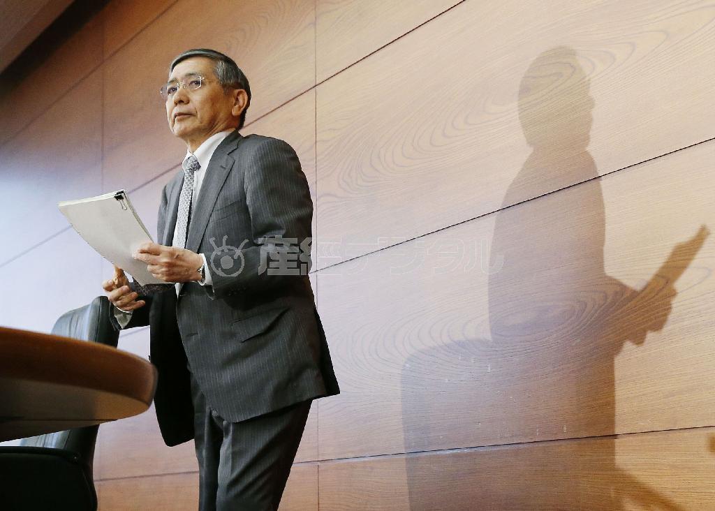 金融政策決定会合後の記者会見を終え、席を立つ日銀の黒田東彦（はるひこ）総裁＝２０１５年４月３０日、東京都中央区日本橋本石町の日本銀行本店（共同）