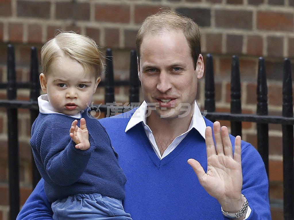 ウィリアム王子に連れられ、生まれたばかりの妹に会うため、小さな手を振り病院に入るジョージ王子（左）＝２０１５年５月２日、英国・首都ロンドン（ＡＰ）