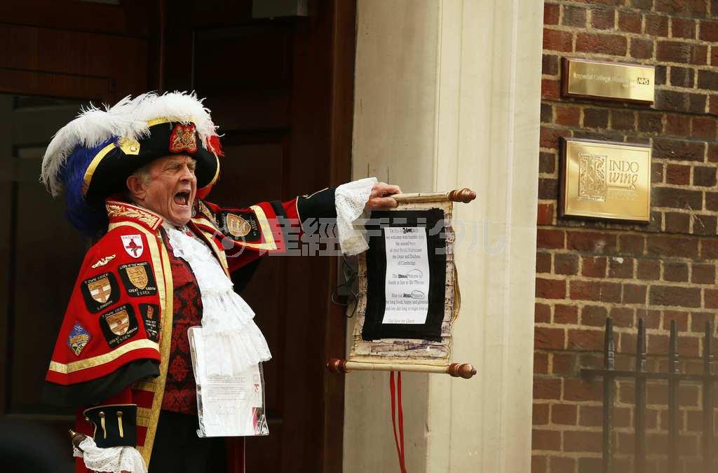 首都ロンドンのセント・メアリー病院前で、キャサリン妃の女児出産を告げる男性＝２０１５年５月２日、英国（ロイター）