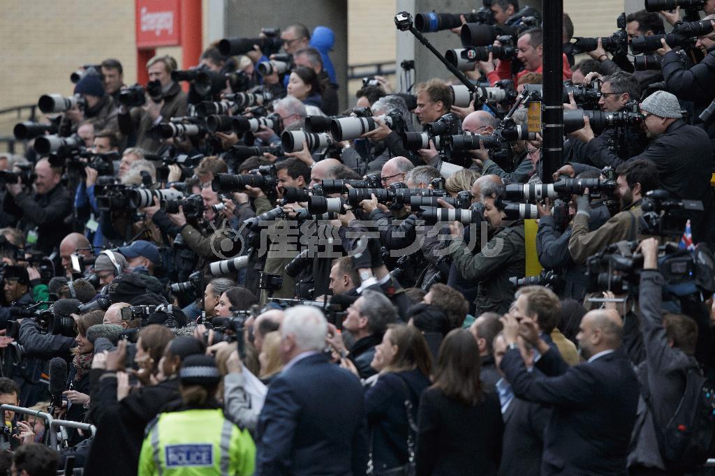 誕生した女児を撮影しようと、病院前に世界各国から集結した報道陣のカメラの大放列＝２０１５年５月２日、英国・首都ロンドン（ＡＰ）