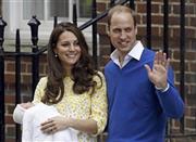 首都ロンドンのセント・メアリー病院の前で、生まれた女の子を女児を抱くキャサリン妃（左）とウィリアム王子＝２０１５年５月２日、英国（ＡＰ）