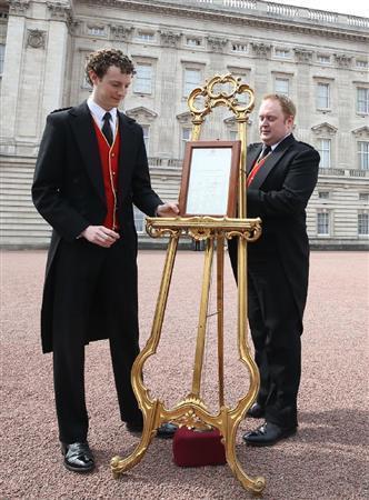 首都ロンドンのバッキンガム宮殿前には、キャサリン妃の女児出産を知らせる文書が置かれた＝２０１５年５月２日、英国（ＡＰ）