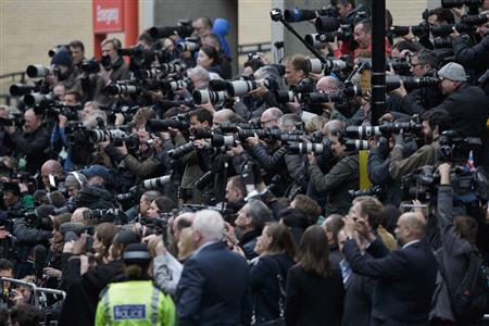 誕生した女児を撮影しようと、病院前に世界各国から集結した報道陣のカメラの大放列＝２０１５年５月２日、英国・首都ロンドン（ＡＰ）