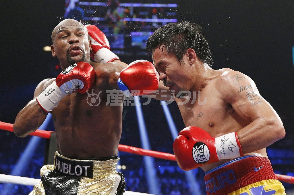 リードパンチを応酬し合うフロイド・メイウェザー（左）とマニー・パッキャオ。「世紀の対決」は片時も目が離せない濃密な内容だった＝２０１５年５月２日、米ネバダ州ラスベガス（ＡＰ）