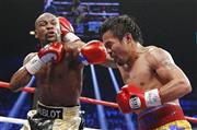 リードパンチを応酬し合うフロイド・メイウェザー（左）とマニー・パッキャオ。「世紀の対決」は片時も目が離せない濃密な内容だった＝２０１５年５月２日、米ネバダ州ラスベガス（ＡＰ）