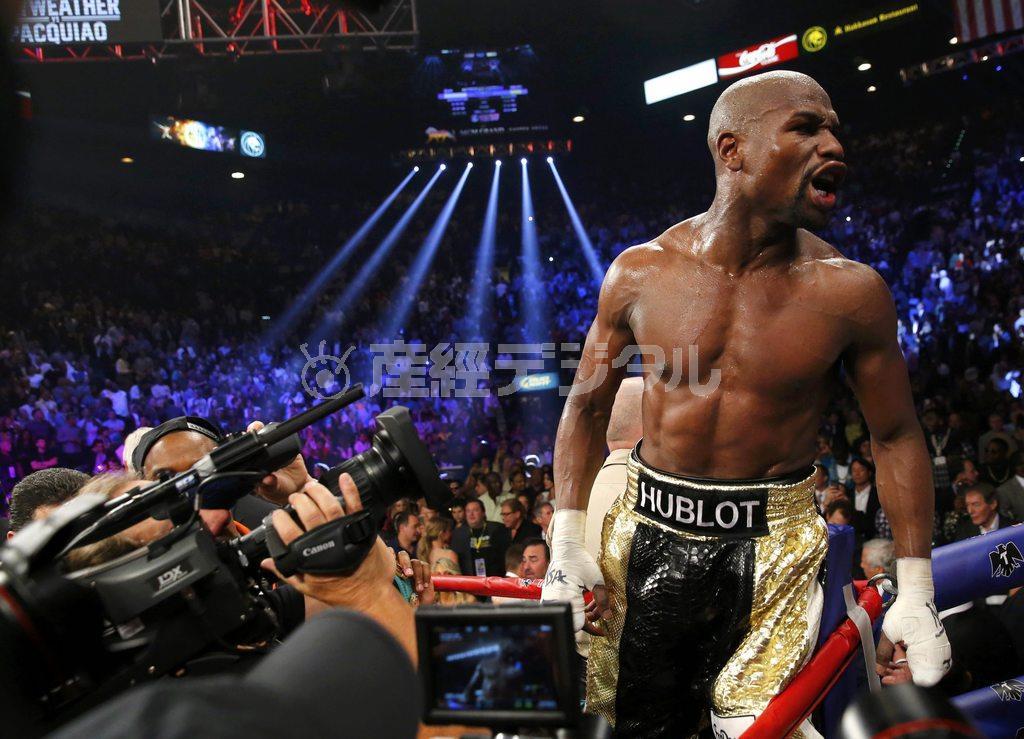 試合終了後、観衆に勝利をアピールするフロイド・メイウェザー。観衆からは大ブーイングが上がった＝２０１５年５月２日、米ネバダ州ラスベガス（ＡＰ）