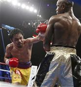 フィリピンの英雄、マニー・パッキャオ（左）は果敢に前に出て接近戦をしかけ、フロイド・メイウェザーをたびたびロープ際に追い込んだ＝２０１５年５月２日、米ネバダ州ラスベガス（ＡＰ）