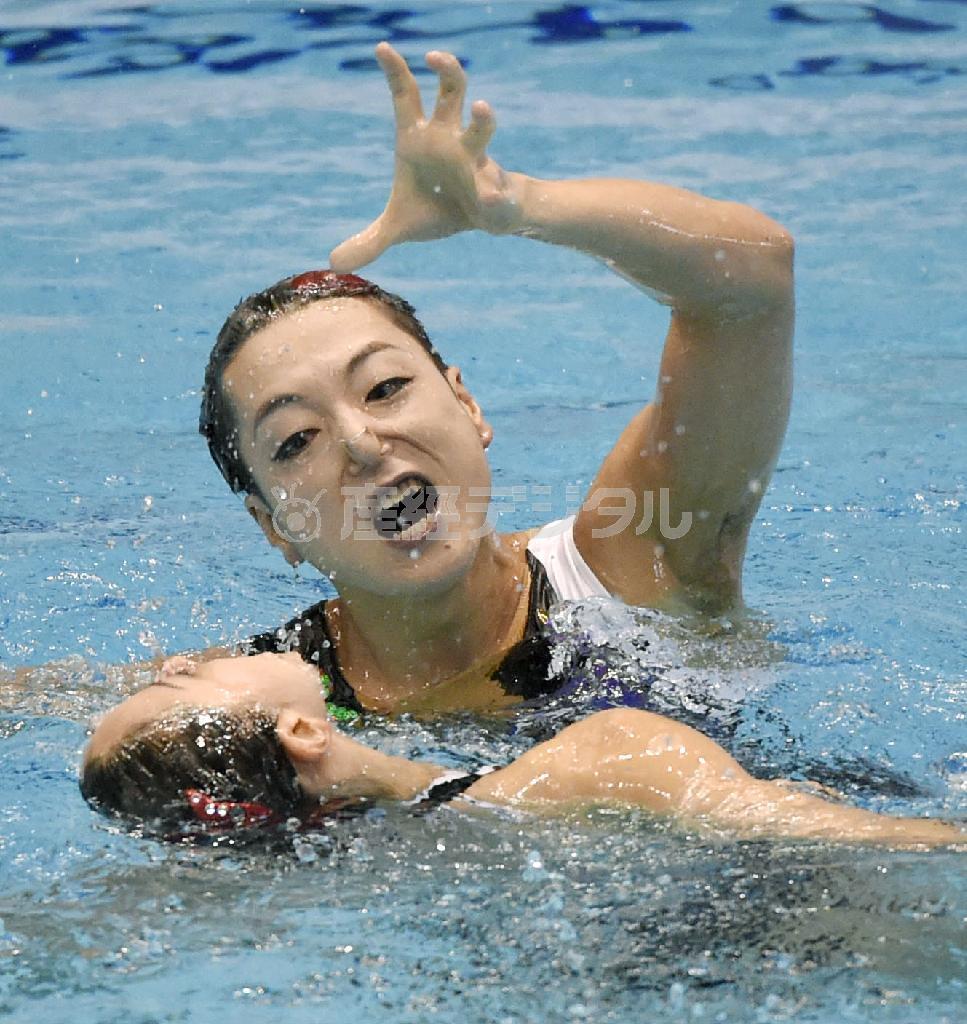 日本選手権で大会デビューした、混合デュエットの安部篤史（奥）、足立夢実（ゆみ）組＝２０１５年５月２日、東京都江東区・東京辰巳国際水泳場（共同）