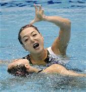 日本選手権で大会デビューした、混合デュエットの安部篤史（奥）、足立夢実（ゆみ）組＝２０１５年５月２日、東京都江東区・東京辰巳国際水泳場（共同）