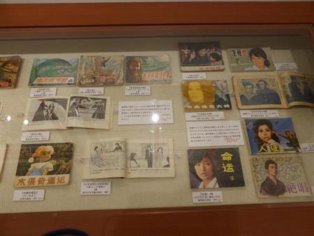 さまざまな連環画。１ページにつき１枚の絵と文章で成り立つものが基本（原圭介撮影）