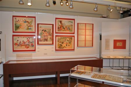 連環画そのものだけでなく、ポスターや原画も展示＝２０１５年４月２６日（原圭介撮影）