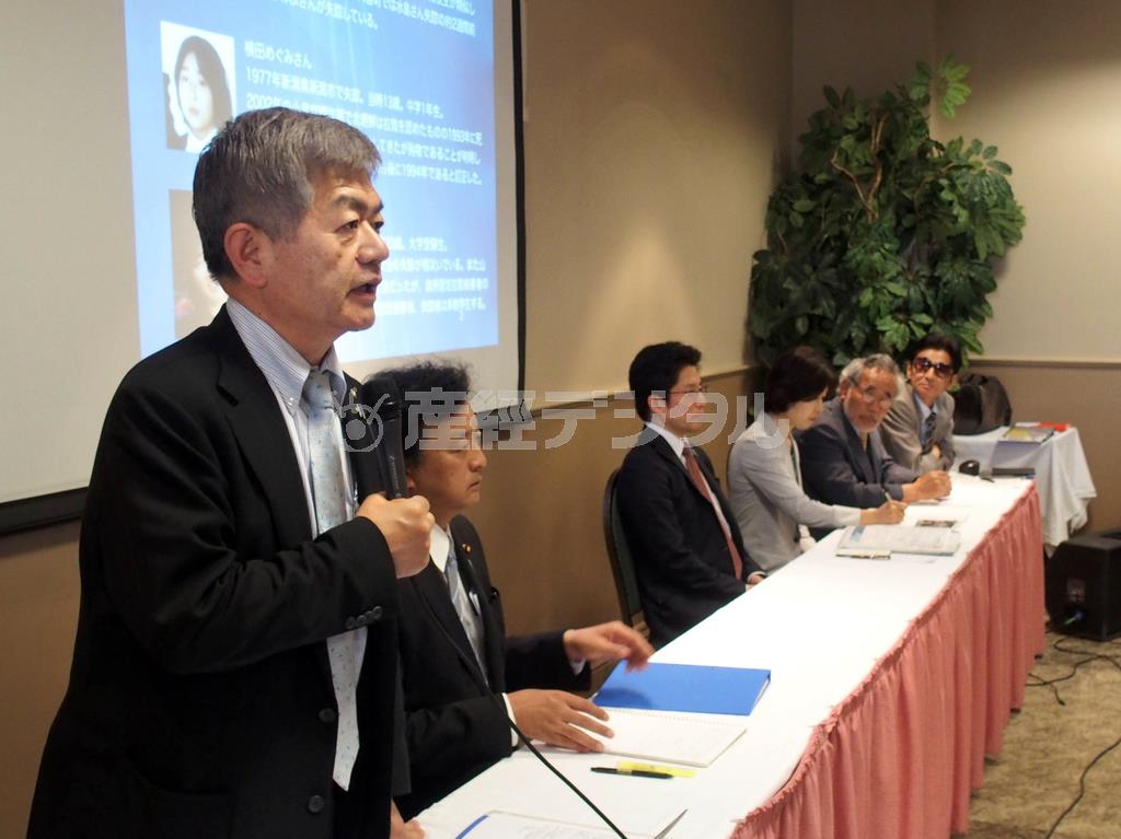 北朝鮮の人権侵害に関して講演する特定失踪者問題調査会の荒木和博代表（左）＝２０１５年５月３日、米カリフォルニア州ロサンゼルス（森本昌彦撮影）