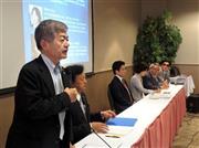 北朝鮮の人権侵害に関して講演する特定失踪者問題調査会の荒木和博代表（左）＝２０１５年５月３日、米カリフォルニア州ロサンゼルス（森本昌彦撮影）